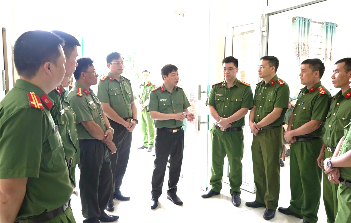 Đại tá Nguyễn Quang Vinh, Giám đốc Công an tỉnh kiểm tra thực tế tại tổ công tác của Công an phường Tân Giang