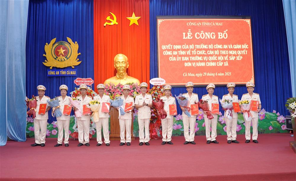 Đại tá Hồ Việt Triều, Giám đốc Công an tỉnh trao quyết định về công tác cán bộ đối với các Trưởng phòng trực thuộc Công an tỉnh
