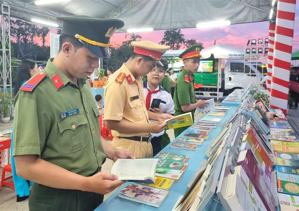 Cán bộ, chiến sĩ lực lượng Công an nghiên cứu, học tập bằng nhiều hình thức.