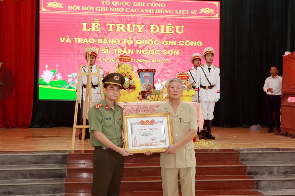 Đại tá Đỗ Đức Trịnh, Phó Giám đốc Công an tỉnh trao Bằng “Tổ quốc ghi công” cho thân nhân liệt sĩ Trần Ngọc Sơn.