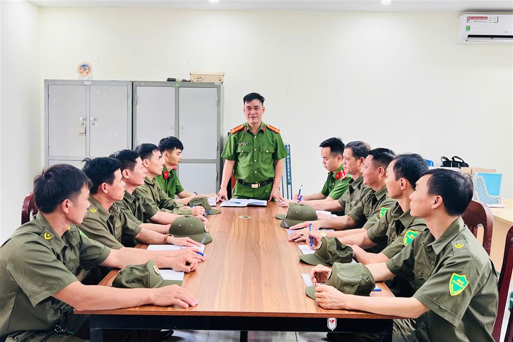 1. Lãnh đạo Công an xã Bình Tuyền triển khai nhiệm vụ đến các đồng chí tổ viên Tổ bảo vệ ANTT ở cơ sở.