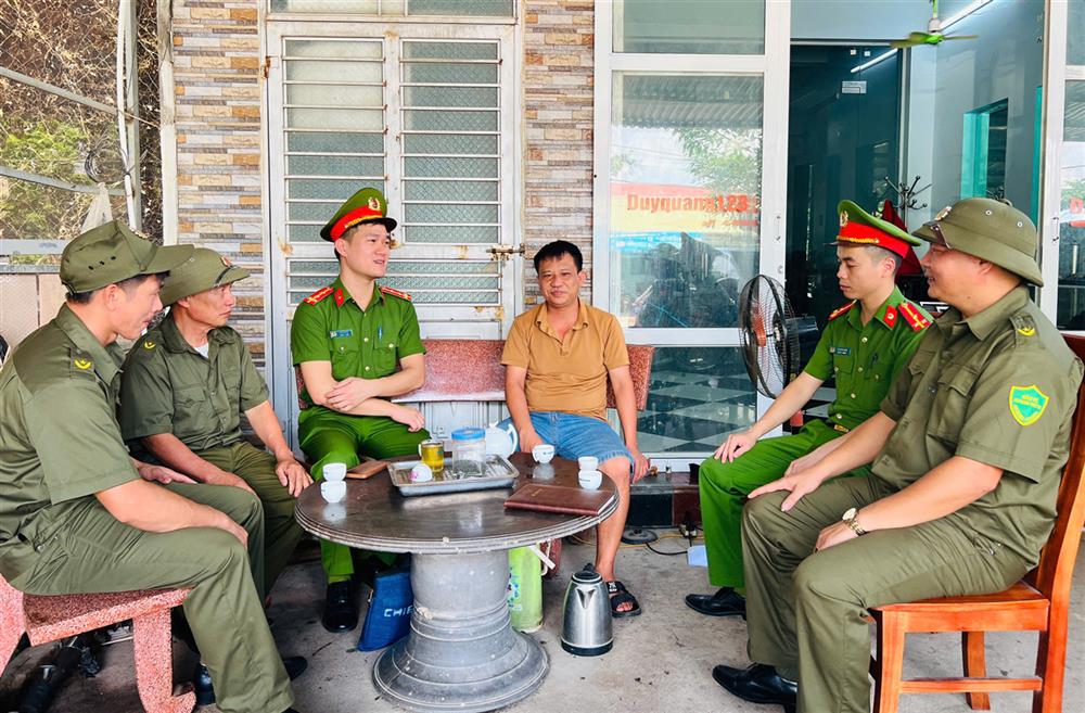 Lực lượng tham gia bảo vệ ANTT ở cơ sở phối hợp với các đồng chí Công an chính quy đến từng hộ dân tuyên truyền công tác đảm bảo ANTT.