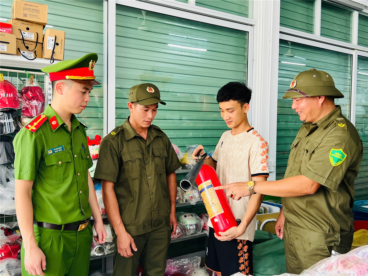 3. Lực lượng tham gia bảo vệ ANTT ở cơ sở và Công an xã Bình Tuyền tuyên truyền công tác đảm bảo an toàn phòng cháy, chữa cháy đến người dân.