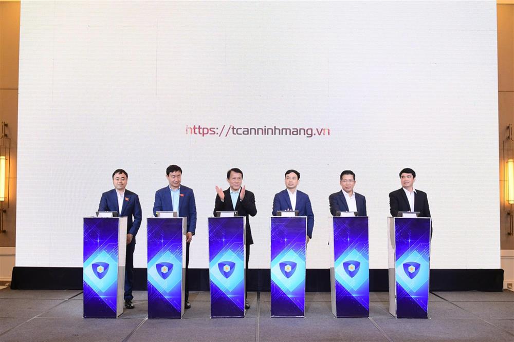Bộ trưởng Lương Tam Quang cùng các đại biểu bấm nút ra mắt ra mắt Tạp chí An ninh mạng Việt Nam.