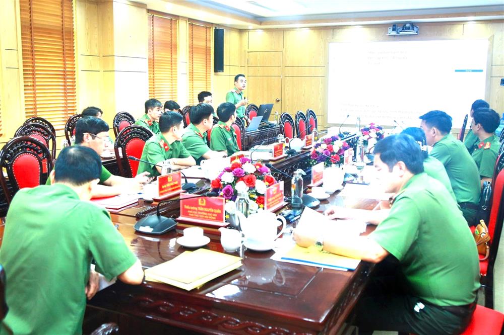 Trung tá Hà Huy Quang, Đội trưởng Đội Công nghệ thông tin Phòng Tham mưu thuyết trình sáng kiến CCHC tại buổi đánh giá.