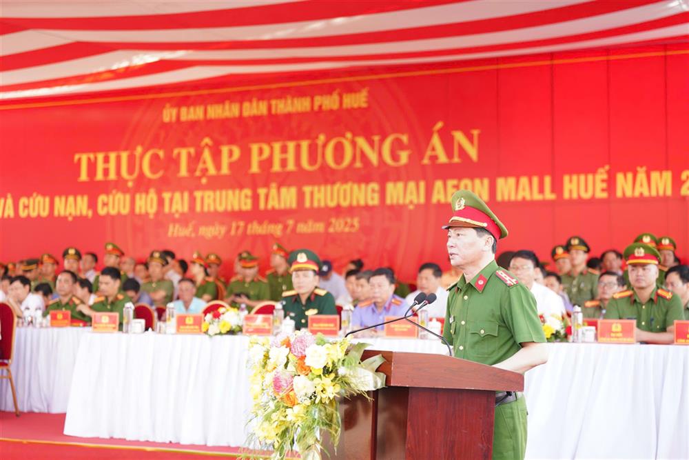 Đại tá Nguyễn Viết Hoàng, Phó Giám đốc Công an thành phố Huế, chỉ đạo diễn tập.
