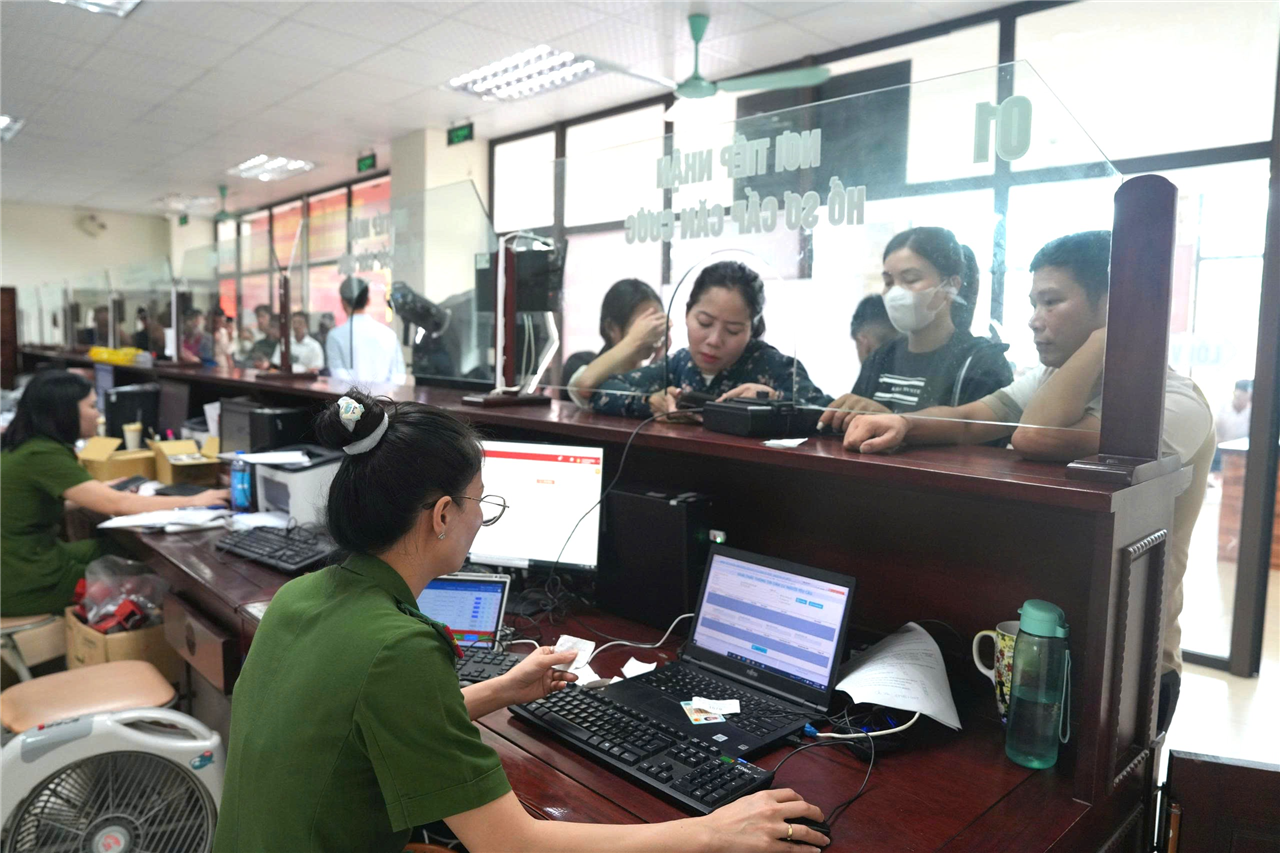 Tại bộ phận một cửa Công an tỉnh, cán bộ Phòng Cảnh sát Quản lý hành chính về trật tự xã hội nhiệt tình, chu đáo hướng dẫn người dân giải quyết các thủ tục hành chính