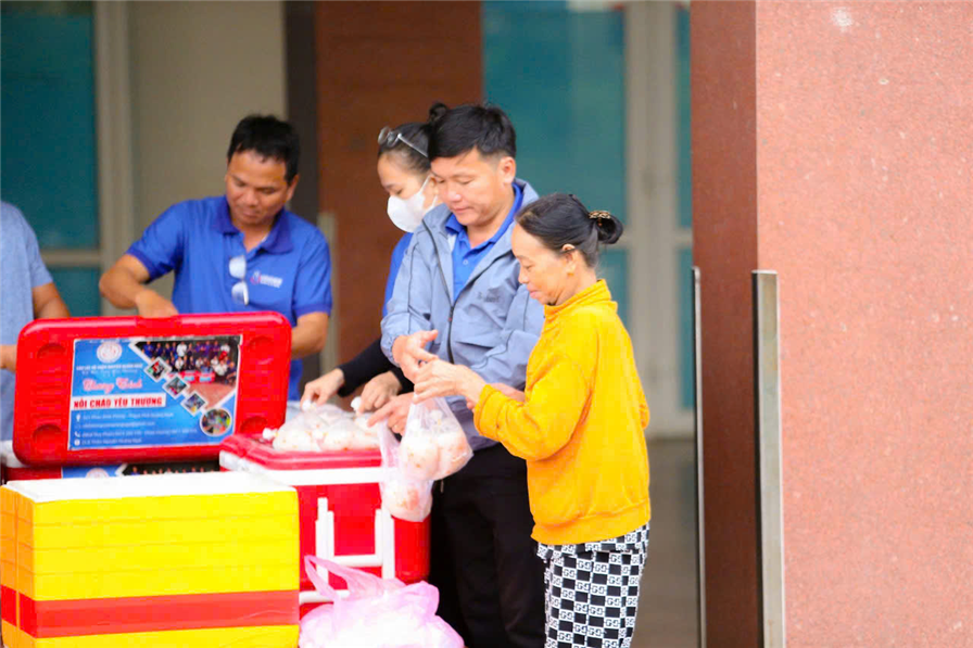 Thượng tá Huỳnh Đức Mẫn phát cháo tình nguyện vào mỗi Chủ nhật hàng tuần.