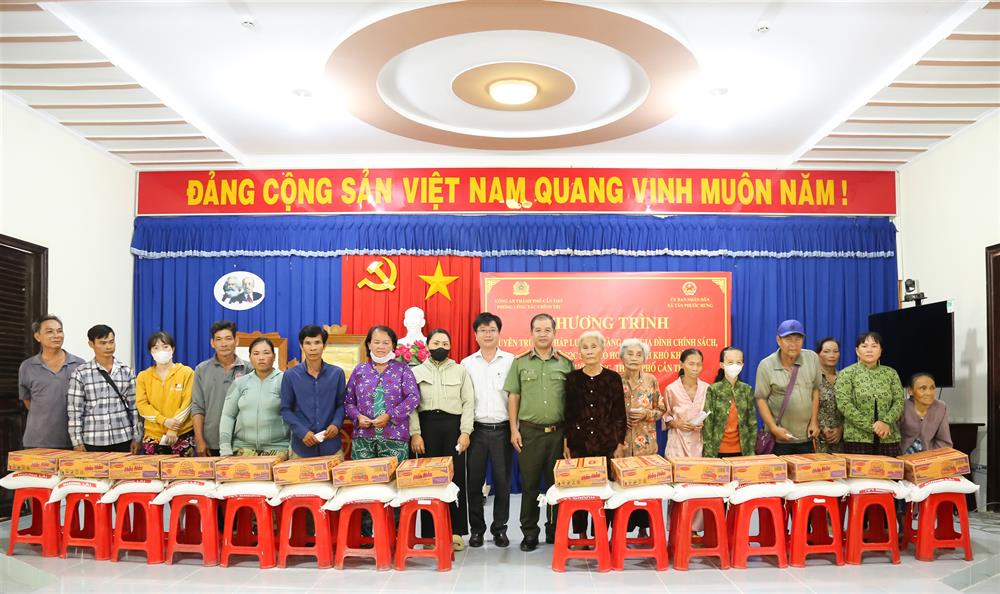 Trao các phần quà, suất học bổng tặng các em học sinh có hoàn cảnh khó khăn; trao nhu yếu phẩm tặng người dân có hoàn cảnh khó khăn.
