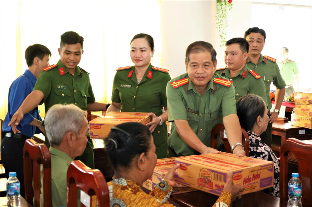 Ban Tổ chức trao tặng những phần quà đến các gia đình chính sách và người dân có hoàn cảnh khó khăn trên địa bàn xã Hỏa Lựu