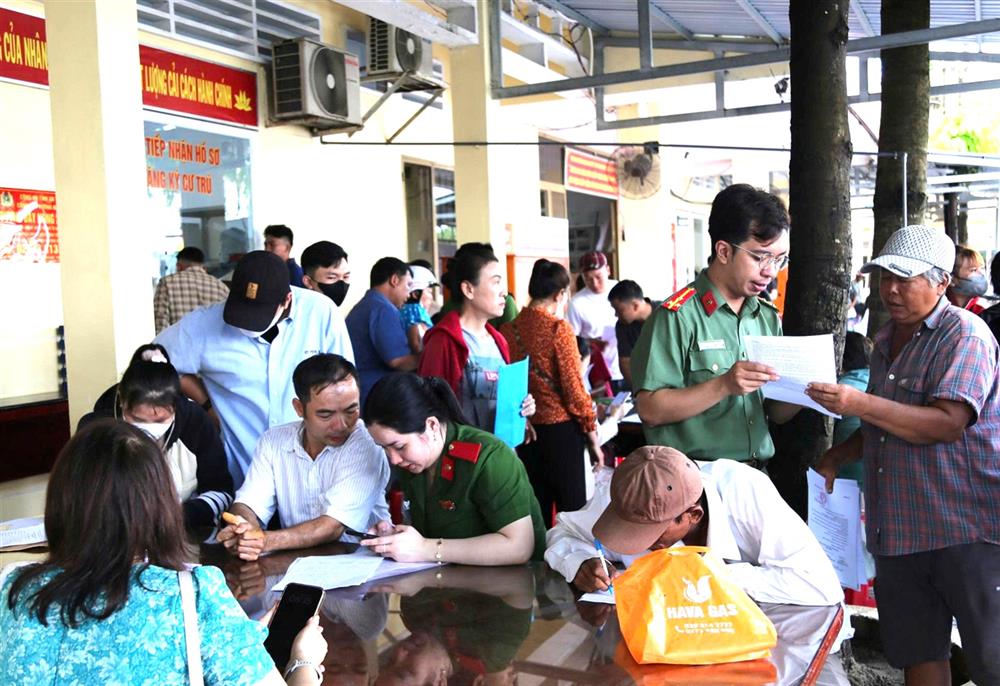 Lực lượng thanh niên Công an tỉnh hướng dẫn người dân thực hiện dịch vụ công