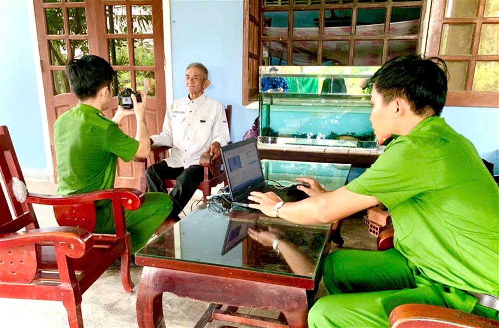 Lực lượng Công an xã làm căn cước và định danh điện tử mức 2 cho người già yếu tại nhà