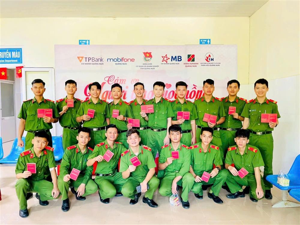 Đoàn viên, thanh niên Công an tỉnh Quảng Ngãi hăng hái tham gia hiến máu vì cộng đồng.