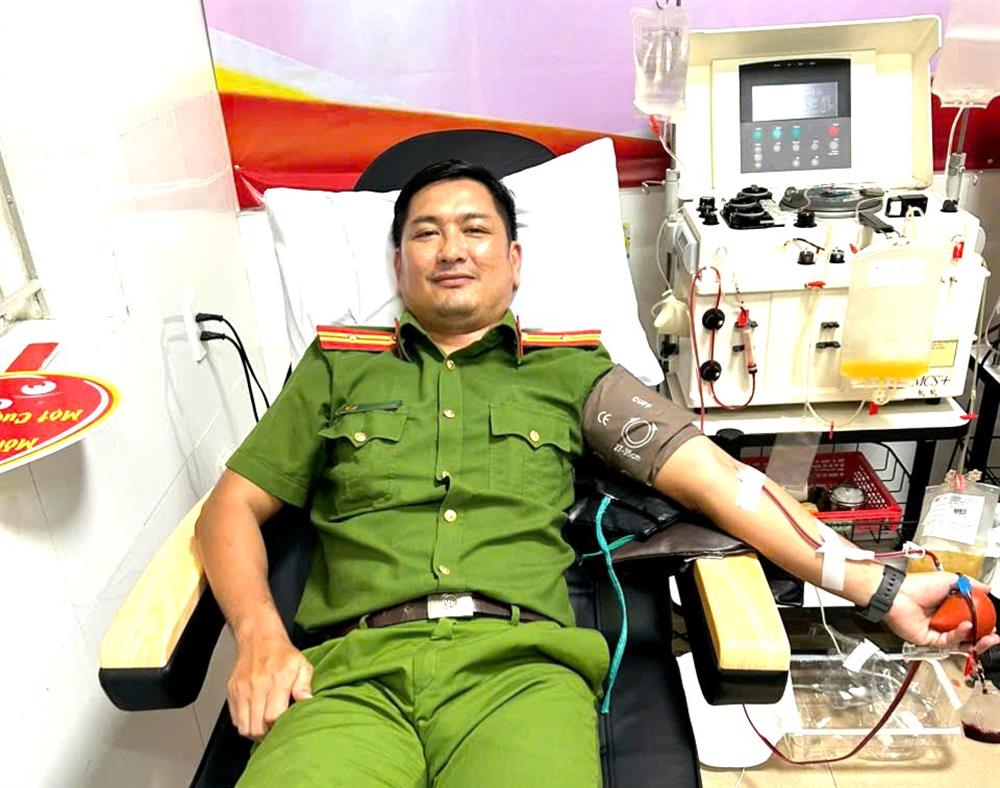 Thiếu tá Ngô Quốc Huy hiến tiểu cầu cấp cứu bệnh nhân.