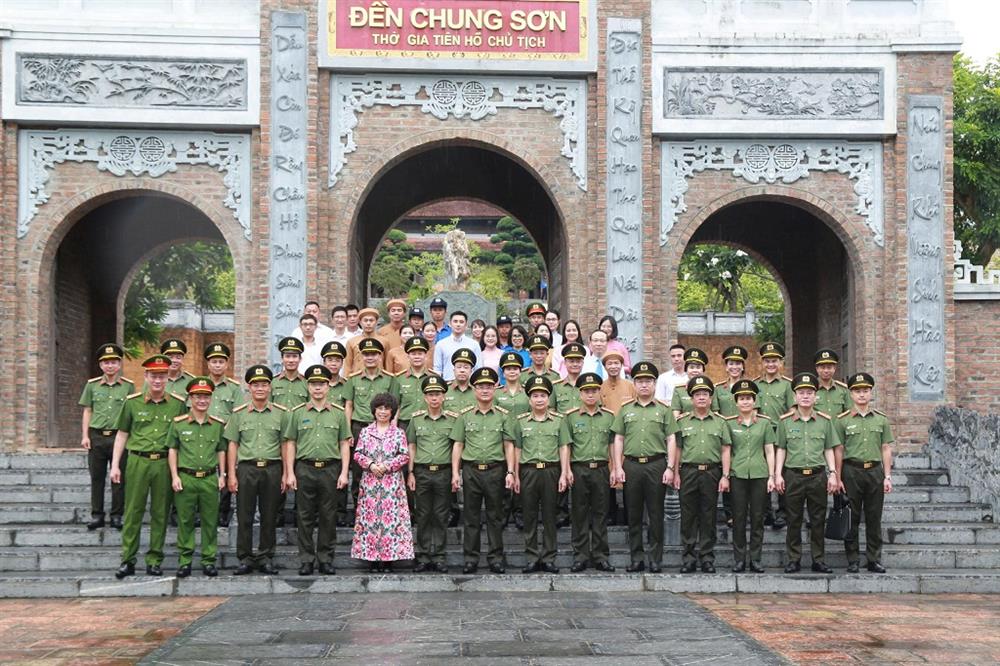 Đoàn đại biểu chụp ảnh lưu niệm tại Đền Chung Sơn.
