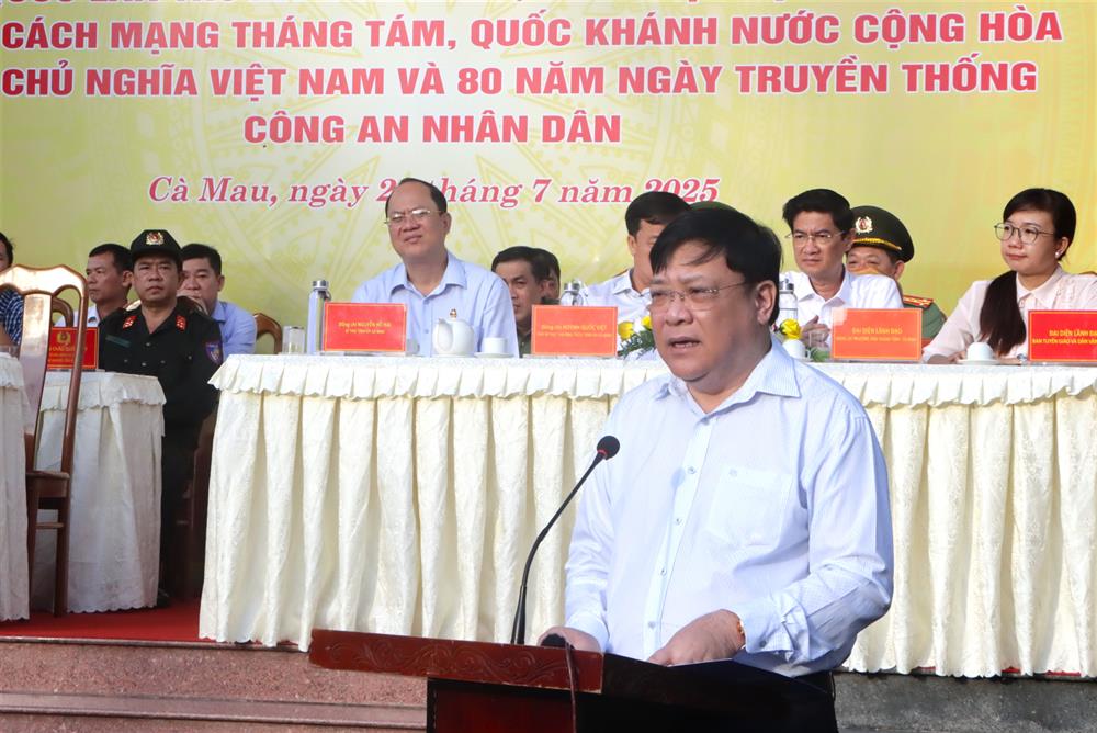 Đồng chí Phạm Thành Ngại, Chủ tịch Ủy ban nhân dân tỉnh phát biểu chỉ đạo tại Lễ ra quân.