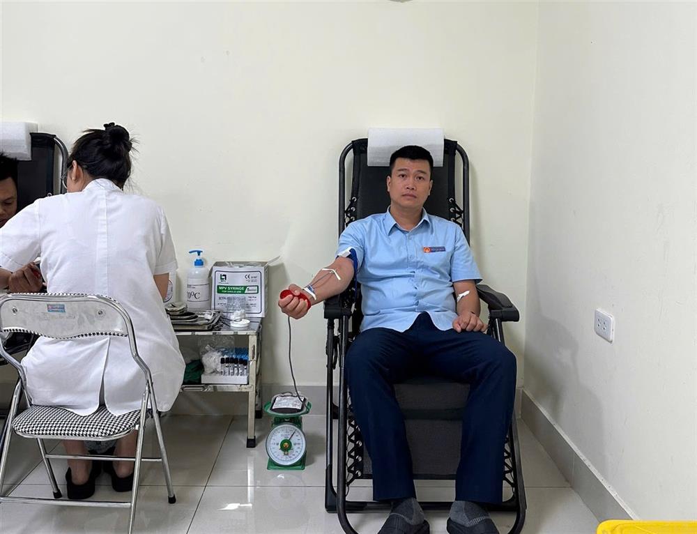 Cán bộ, chiến sỹ và nhân viên hiến máu cứu bệnh nhân qua cơn nguy kịch