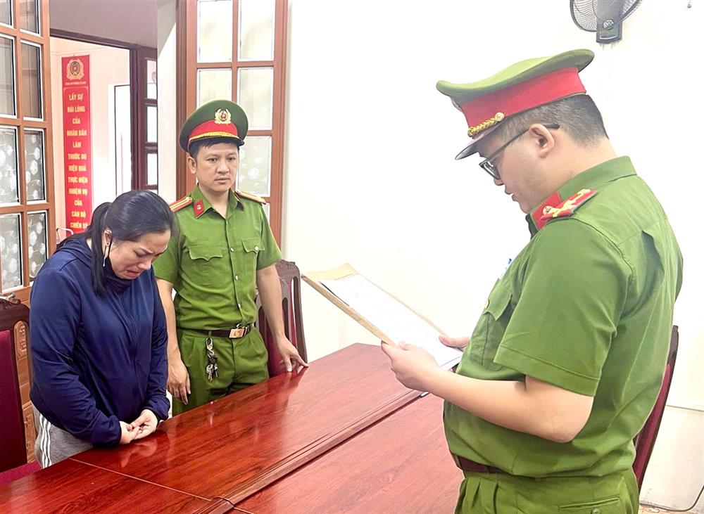 Cơ quan Công an tống đạt quyết định và lệnh đối với Tòng Thị Ngọc.