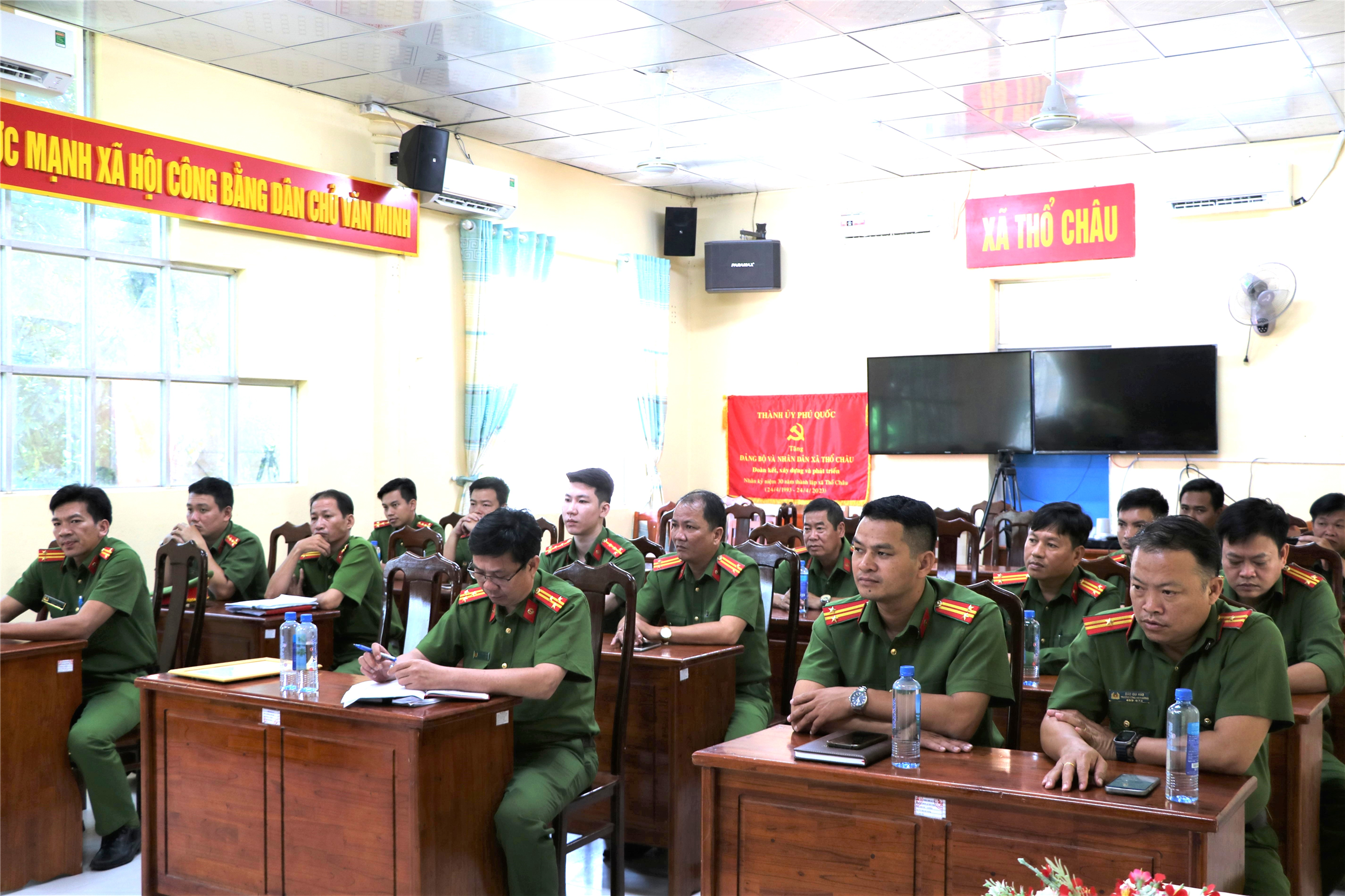 Công an Đặc khu Thổ Châu họp triển khai nhiệm vụ bảo đảm an ninh, trật tự.