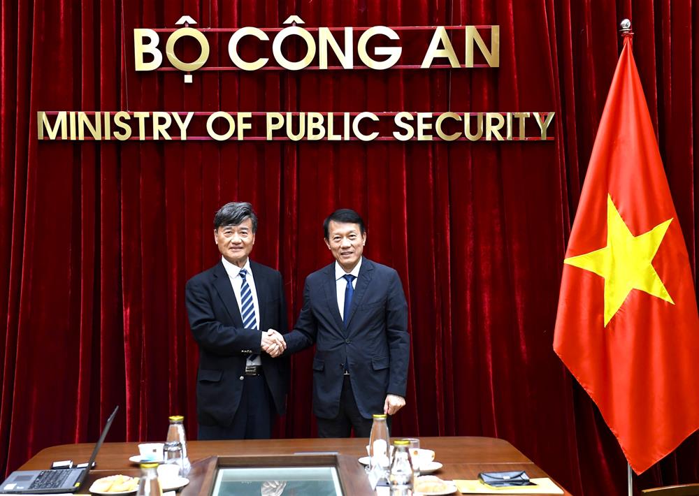 Bộ trưởng Lương Tam Quang chào mừng ngài Tsuneda Teruo đến thăm và làm việc với Bộ Công an Việt Nam.
