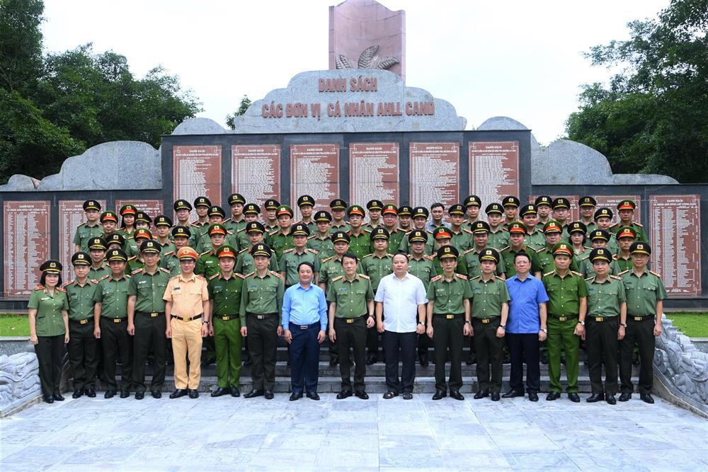 Bộ trưởng Lương Tam Quang cùng các đại biểu chụp ảnh lưu niệm tại Khu di tích.