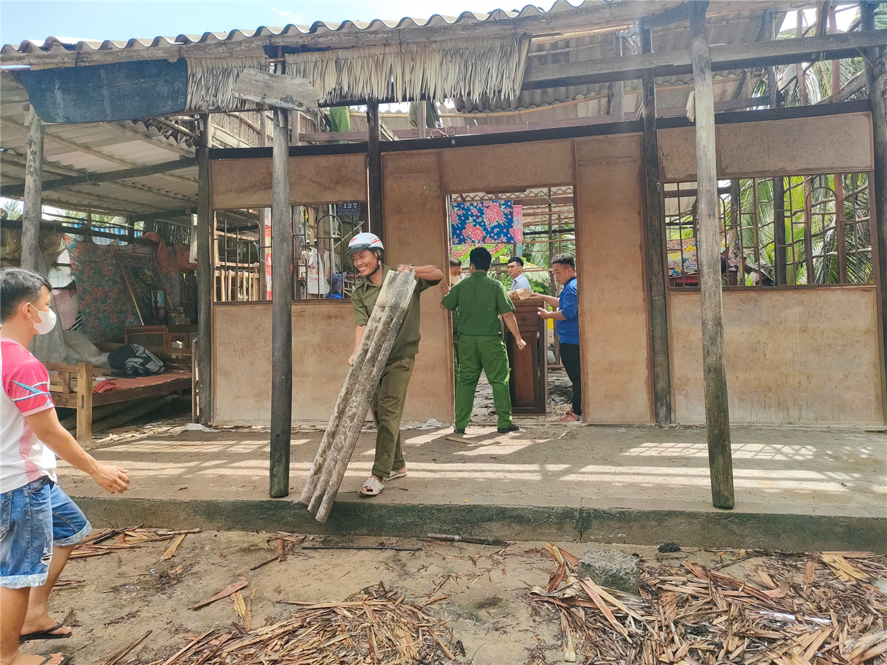 Cán bộ, chiến sĩ Công an xã Trần Văn Thời tích cực hỗ trợ tháo dỡ nhà ông Trương Văn Hoàng
