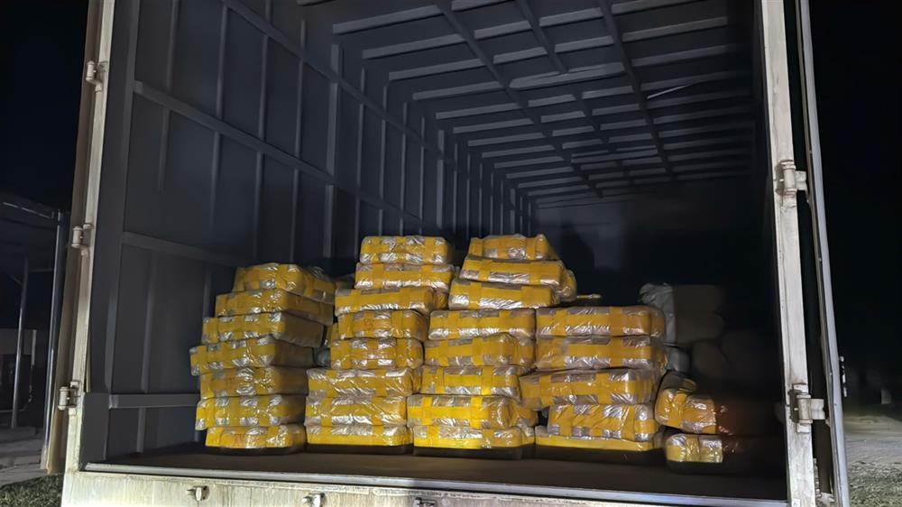 Một trong số các xe ô tô vận chuyển số ma túy tổng hợp bị bắt giữ.