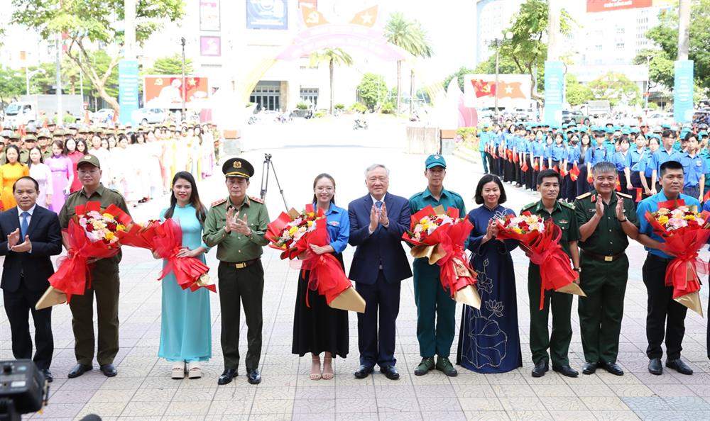 Phó Thủ tướng Thường trực Chính phủ Nguyễn Hòa Bình; Thứ trưởng Lê Quốc Hùng cùng các đại biểu tặng hoa các đơn vị tham gia diễu hành tại Lễ phát động.