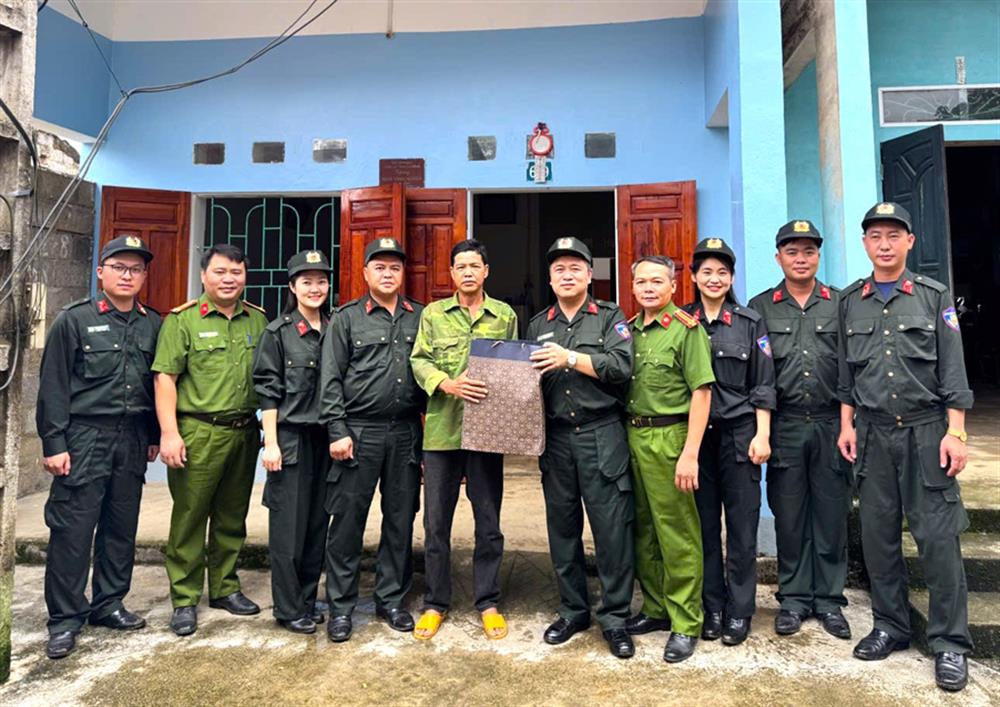  Phòng Cảnh sát cơ động thăm, tặng quà các gia đình thân nhân liệt sĩ CAND trên địa bàn xã Trùng Khánh.