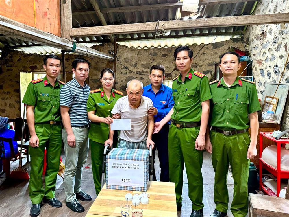 Phòng Cảnh sát kinh tế trao quà tặng gia đình chính sách tại phường Tân Giang và xã Quang Trung..