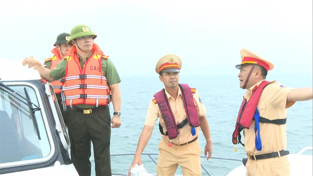 Đại tá Trần Văn Phúc, Giám đốc Công an tỉnh Quảng Ninh chỉ đạo các lực lượng mở rộng phạm vi tìm kiếm các nạn nhân.