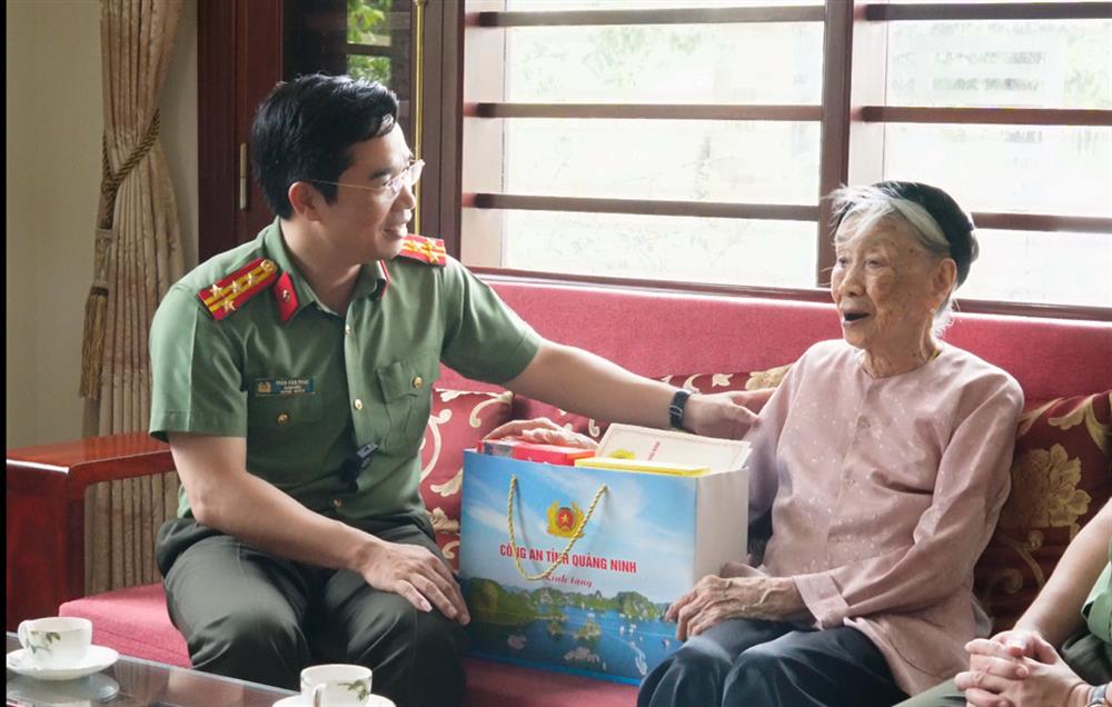 Đại tá Trần Văn Phúc, Giám đốc Công an tỉnh thăm hỏi, tặng quà Mẹ Việt Nam Anh hùng Hoàng Thị Lại.