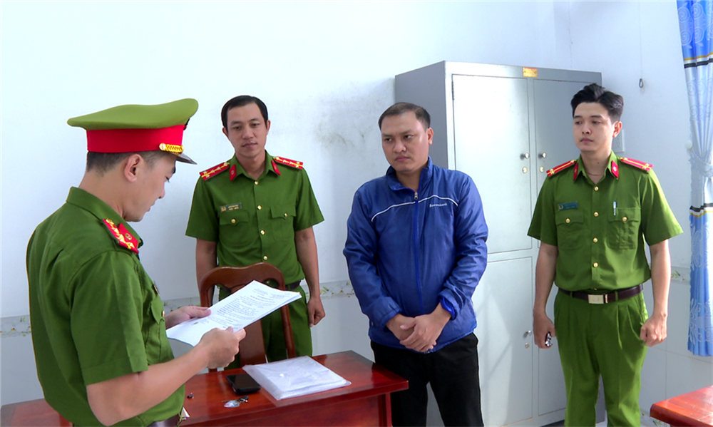 Cơ quan Cảnh sát điều tra Công an tỉnh tống đạt quyết định và lệnh đối với Nguyễn Văn Việt.