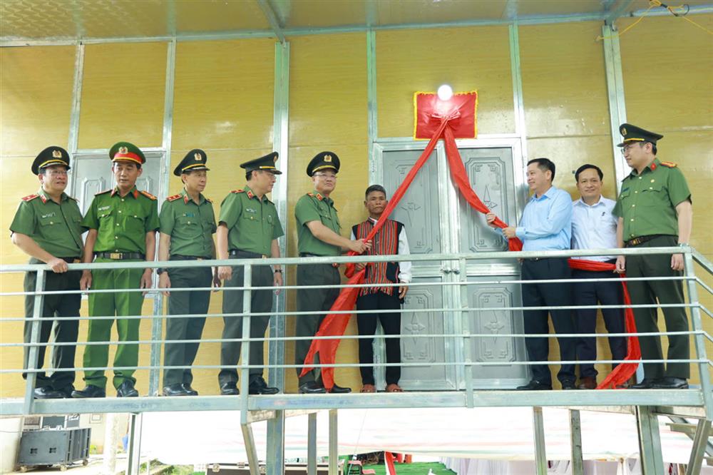 Thứ trưởng Phạm Thế Tùng cùng các đại biểu cắt băng khánh thành nhà mới tặng hộ dân có hoàn cảnh khó khăn.