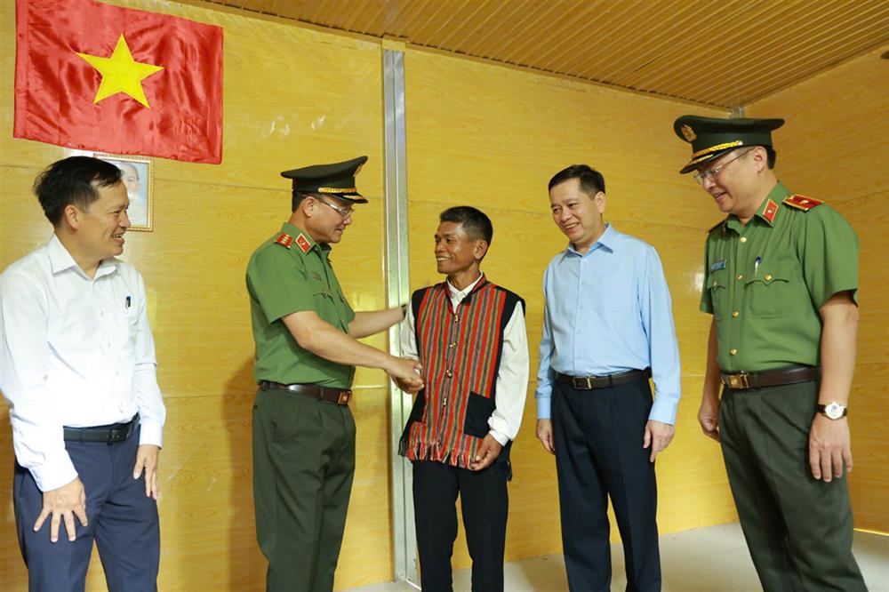 Thứ trưởng Phạm Thế Tùng thăm, động viên hộ dân được nhận nhà mới.