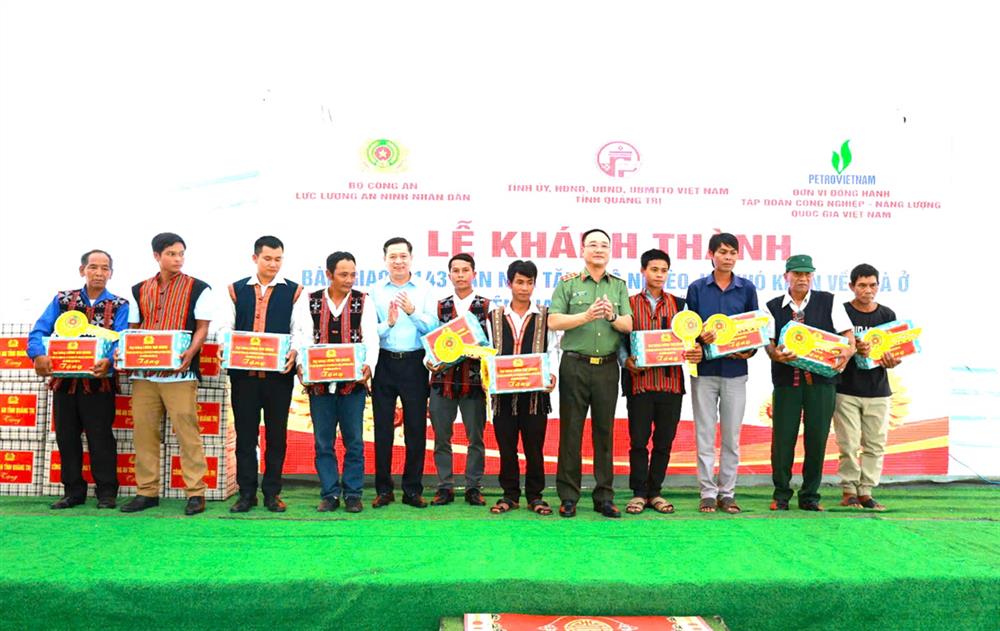 Thứ trưởng Phạm Thế Tùng và đồng chí Nguyễn Long Hải, Phó Bí thư Thường trực Tỉnh ủy tỉnh Quảng Trị trao quà tặng các hộ dân có hoàn cảnh khó khăn trên địa bàn.