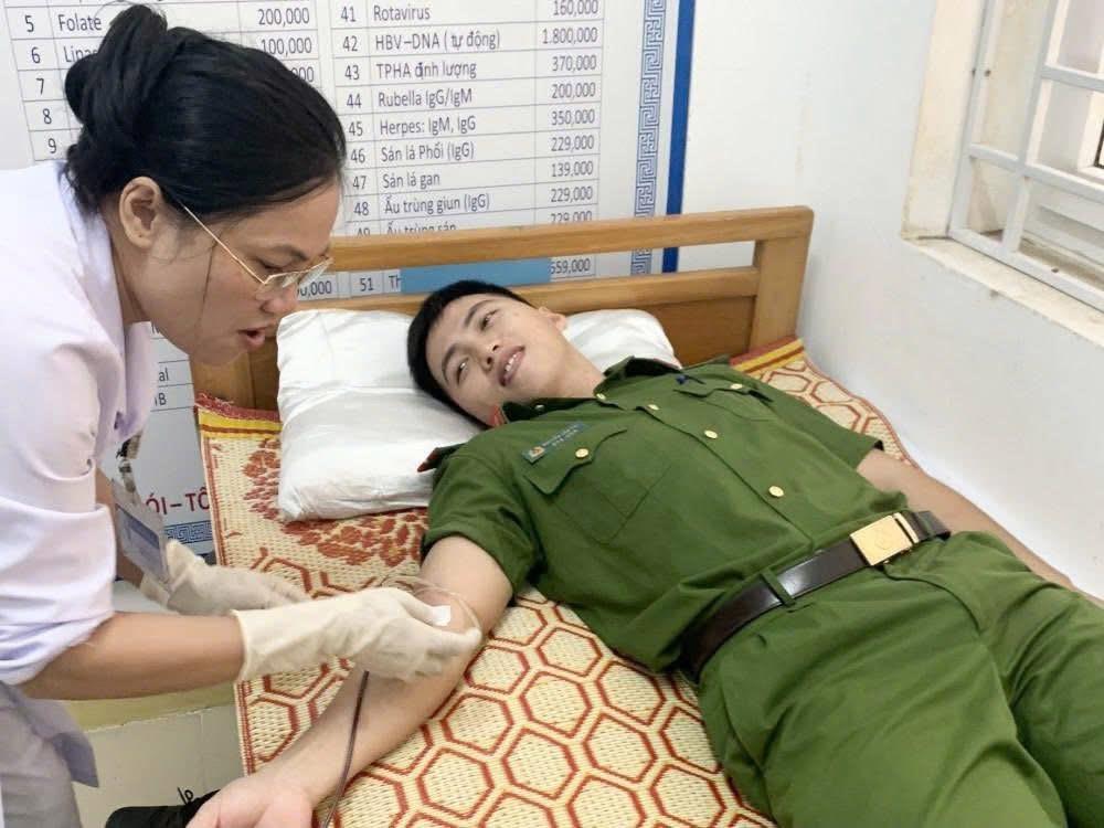 Cán bộ Công an tỉnh Hà Tĩnh hiến máu cứu bệnh nhân qua nguy kịch.