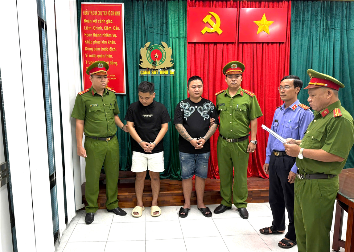 Cơ quan Cảnh sát điều tra Công an Thành phố Hồ Chí Minh tống đạt Lệnh bắt khẩn cấp đối với Ngô Quốc Tú và Nguyễn Vũ Hảo.