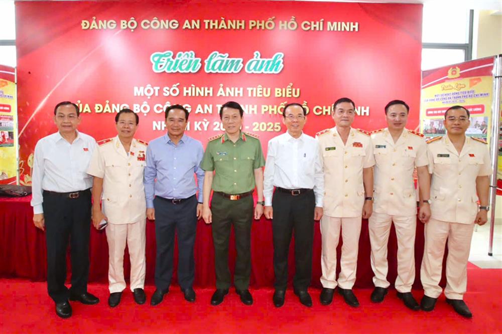 Các đại biểu thăm quan triển lãm ảnh tại Đại hội.