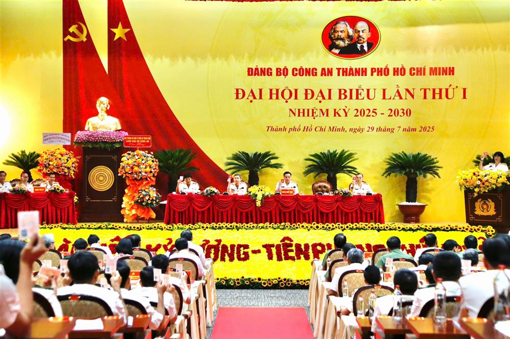 Các đảng viên biểu quyết tại Đại hội.