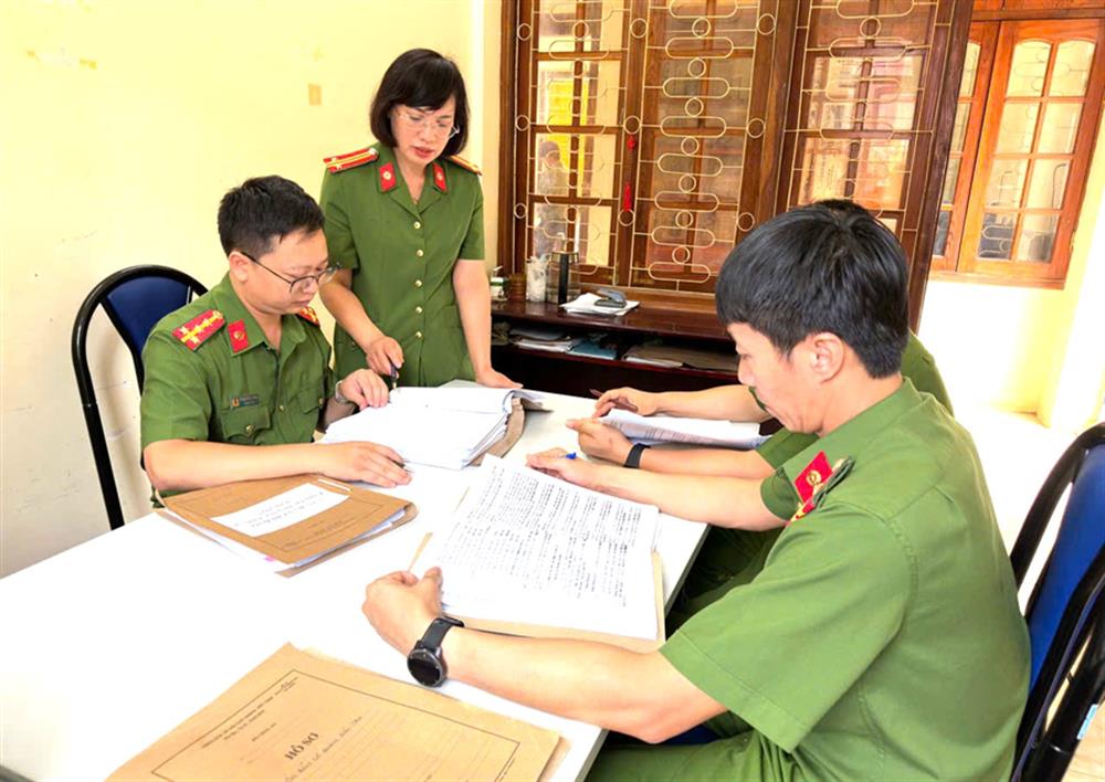 Cán bộ, chiến sĩ Công an xã Mai Sơn trao đổi nhiệm vụ công tác.