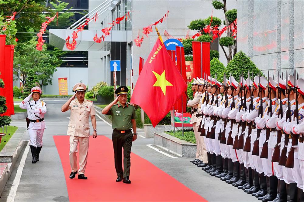 Bộ trưởng Lương Tam Quang duyệt đội danh dự Công an nhân dân.