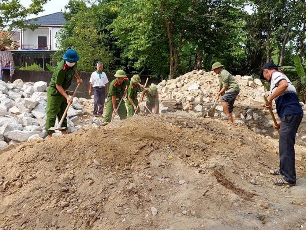 Quá trình xây dựng nhà ở cho các hộ khó khăn, lực lượng Công an các cấp đã tích cực hỗ trợ, đồng hành cùng các cấp chính quyền triển khai.