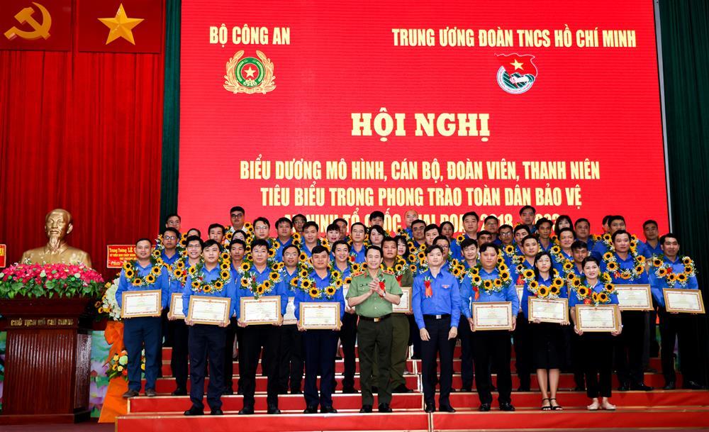 Thứ trưởng Lê Quốc Hùng và đồng chí Nguyễn Minh Triết trao khen thưởng cho các tập thể và cá nhân tiêu biểu trong phong trào toàn dân bảo vệ ANTQ.