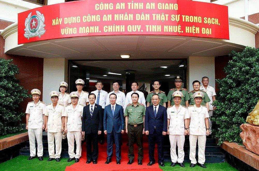 Chủ tịch nước Võ Văn Thưởng chụp ảnh lưu niệm với các đại biểu.