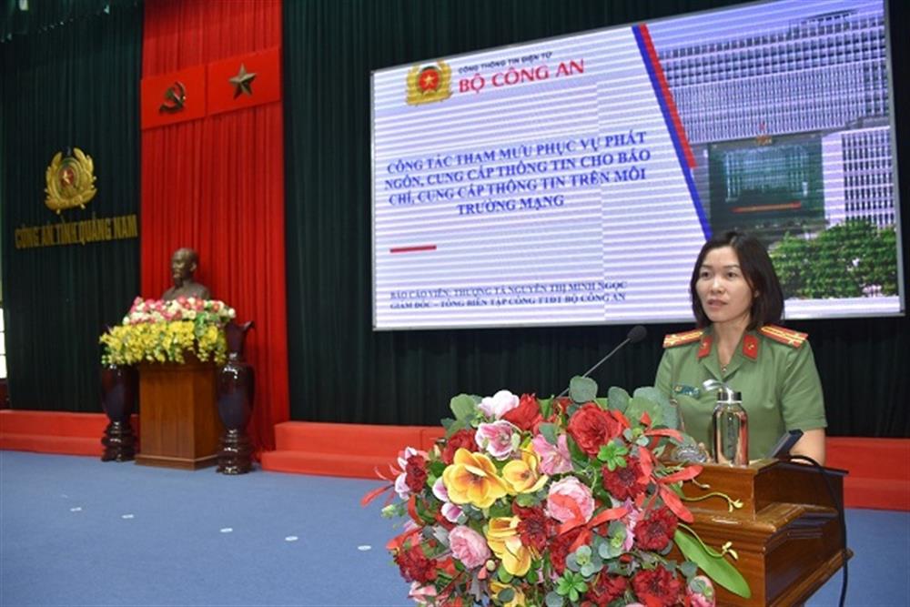 Thượng tá Nguyễn Thị Minh Ngọc, Giám đốc Cổng thông tin điện tử Bộ Công an báo cáo Lớp bồi dưỡng