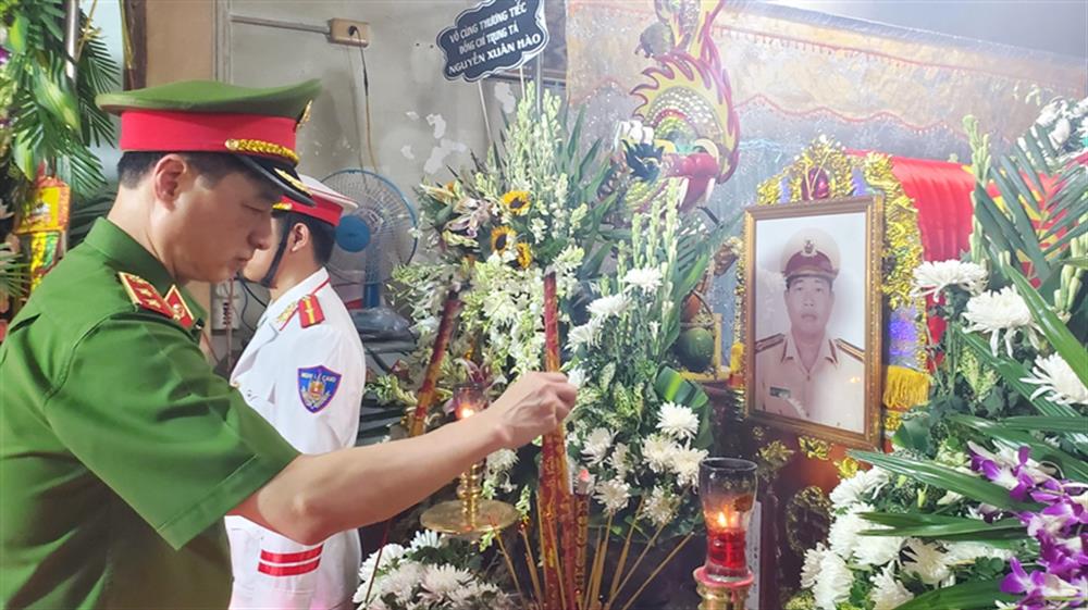 Thứ trưởng Nguyễn Duy Ngocc đến viếng đồng chí Nguyễn Xuân Hào hy sinh khi đang làm nhiệm vụ.