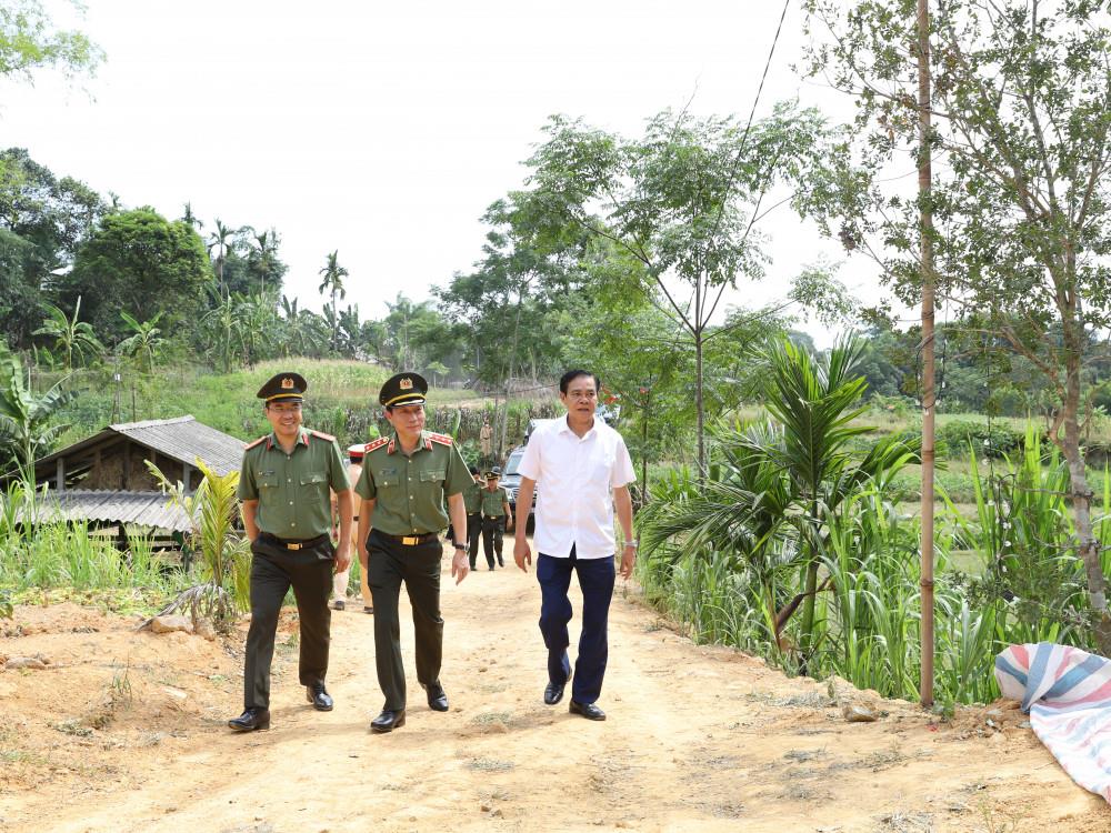 Nhằm hỗ trợ các hộ nghèo, gia đình khó khăn về nhà ở trên địa bàn tỉnh Hà Tĩnh, Bộ Công an vận động, hỗ trợ kinh phí xây dựng 1.000 căn nhà cho các hộ dân. Qua đó, góp phần giúp người dân có chỗ ở ổn định hơn, yên tâm lao động, sản xuất phấn đấu vươn lên trong cuộc sống. Hoạt động này làm tăng thêm mối quan hệ mật thiết, gắn bó giữa Nhân dân với lực lượng Công an trong công tác bảo đảm an ninh, trật tự.