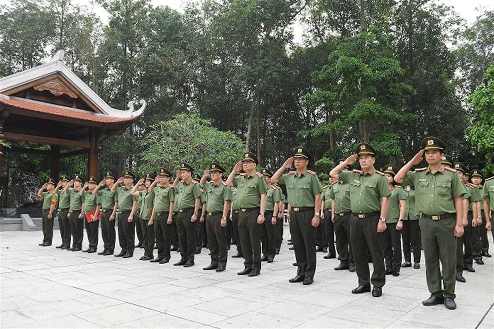 Lãnh đạo, cán bộ, chiến sĩ Văn phòng Bộ Công an tại Lễ báo công dâng Bác nhân kỷ niệm 76 năm Ngày truyền thống lực lượng Tham mưu CAND (Khu Di tích K9, huyện Ba Vì, thành phố Hà Nội)