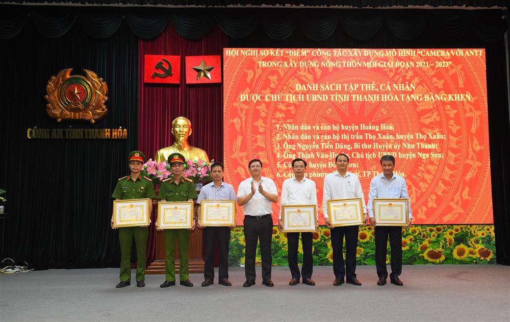 Đồng chí Mai Xuân Liêm, Ủy viên Ban Thường vụ Tỉnh ủy, Phó Chủ tịch UBND tỉnh trao Bằng khen của Chủ tịch Ủy ban nhân dân tỉnh tặng 4 tập thể và 2 cá nhân.